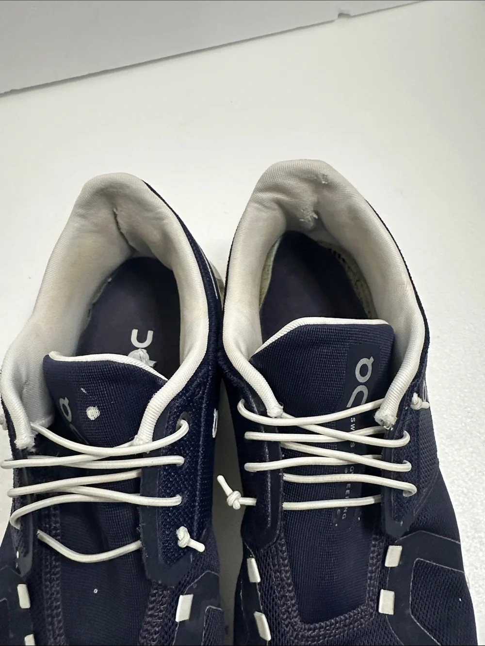 On Running Men’s Navy and White Athletic Sneakers size 11.5
